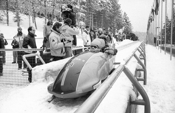 Das Schweizer Bobteam Schweiz 2 mit Steuermann Ekkehard Fasser, Hans Maerchy, Kurt Poletti und Bremser Rolf Strittmatter faehrt am 18. Februar im Vierbob der Olympischen Winterspiele in Sarajewo 1984  ...