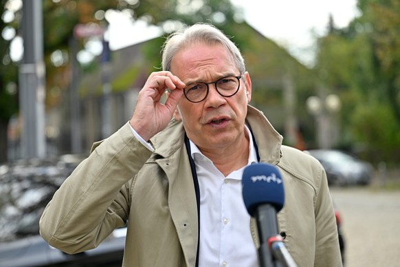 02.10.2024, Th�ringen, Erfurt: Georg Maier (SPD), gesch�ftsf�hrender Innenminister von Th�ringen, kommt zu den Sondierungsgespr�chen zwischen CDU, BSW und SPD in der Erfurter Innenstadt. In Th�ringen  ...