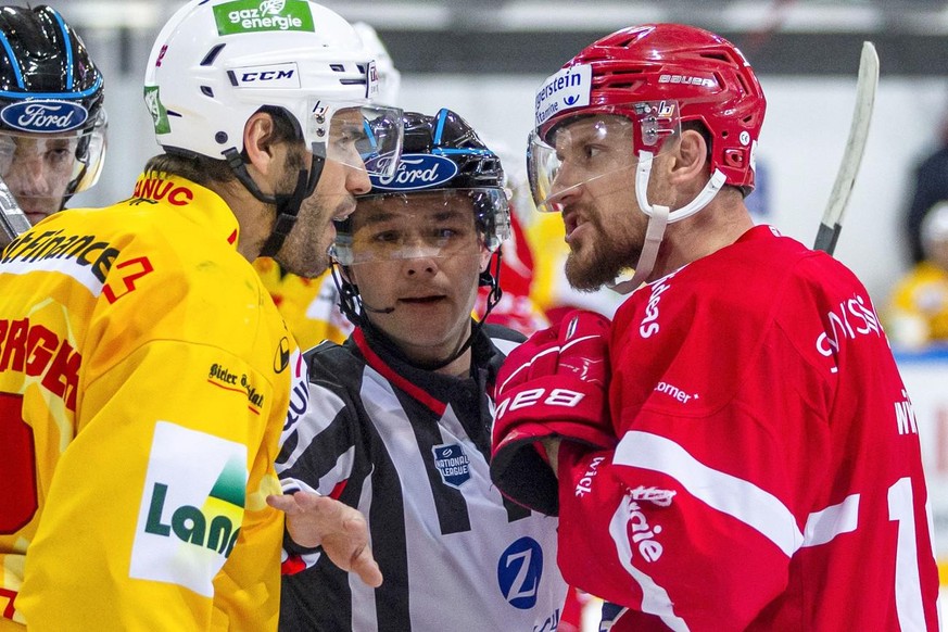 Cette image, prise en mars 2022, montre l'arbitre imberbe Micha Hebeisen séparer les barbus Noah Schneeberger (HC Bienne) et Jeremy Wick (Rapperswil).