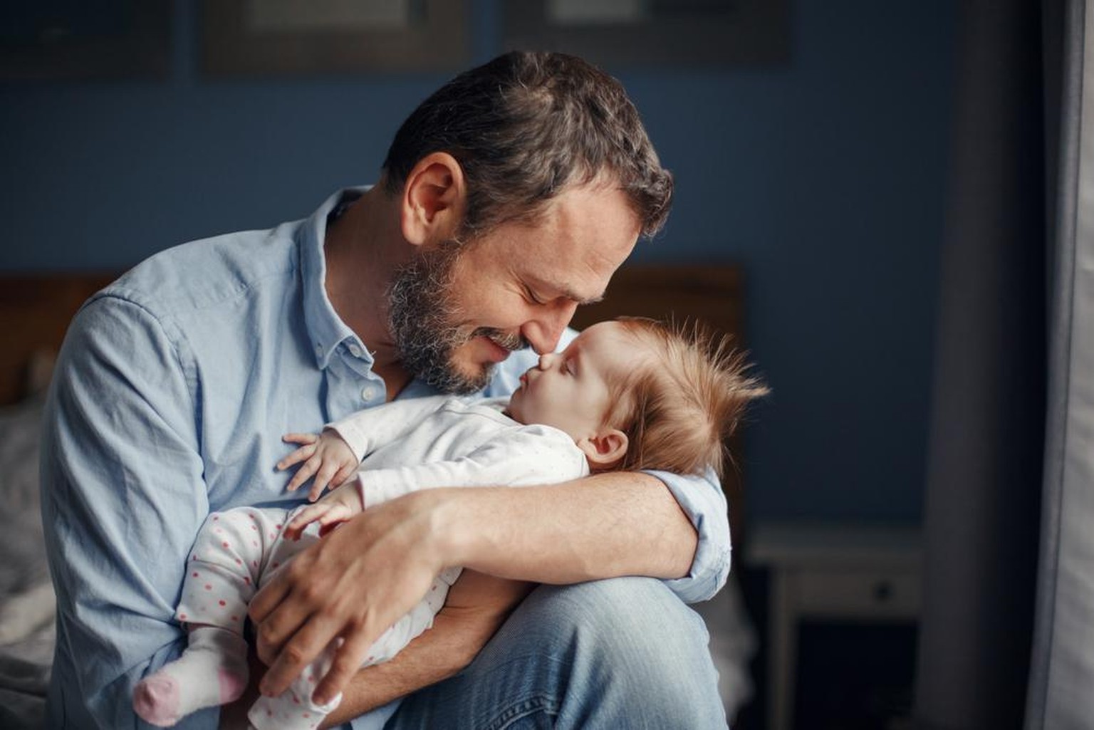 Après l'allongement du congé paternité, ce dernier coûterait moins cher que prévu.