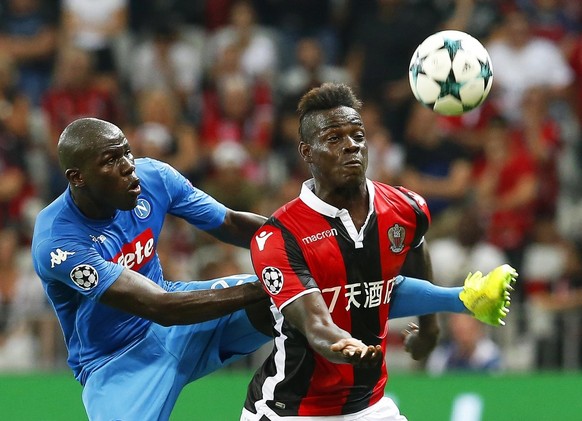 epa06156739 Mario Balotelli (R) of Nice in action against Kalidou Koulibaly (L) of Napoli during the UEFA Champions League playoff, second leg soccer match between OGC Nice and SSC Napoli in Nice, Fra ...