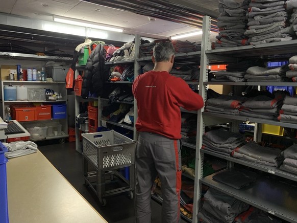 Ein Insasse arbeitet in der Wäscherei der offenen Justizvollzugsanstalt Witzwil (BE)