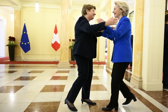 epa11787046 European Commission President Ursula von der Leyen (L) and Swiss Federal President Viola Amherd (R) arrive for a bilateral meeting in Bern, Switzerland, 20 December 2024. The president of  ...