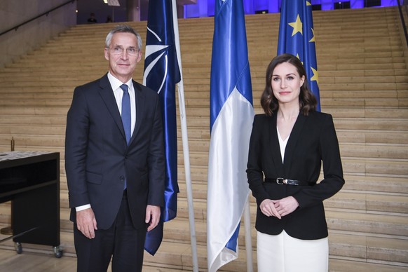 La Première ministre finlandaise Sanna Marin avec le secrétaire général de l'Otan Jens Stoltenberg.