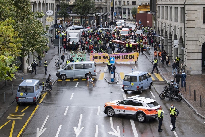 Des militants de l’organisation climatique «Extinction Rebellion» bloquent une rue du centre-ville de Zurich le lundi 4 octobre 2021.