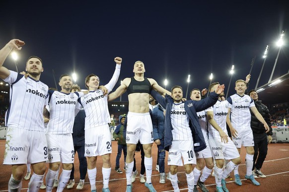 FC Zuerichs Spieler jubeln nach ihrem Sieg gegen den FC Basel mit den Fans beim Fussballspiel der Super League zwischen dem FC Zuerich und dem FC Basel, FCB, im Letzigrund Stadion, am Sonntag, 27. Feb ...