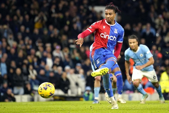 FILE - Crystal Palace&#039;s Michael Olise shoots a penalty kick to score during the English Premier League soccer match between Manchester City and Crystal Palace at the Etihad Stadium in Manchester, ...
