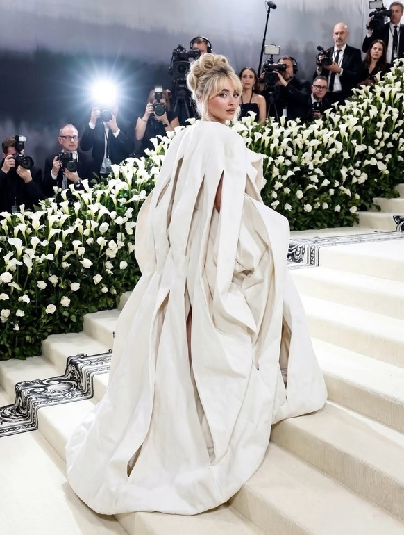 Un spécialiste de l'art espagnol partage 20 tenues imaginées par l'IA pour le MET Gala 2026, qui mettent en vedette un chef-d'oeuvre emblématique de l'histoire de l'art.