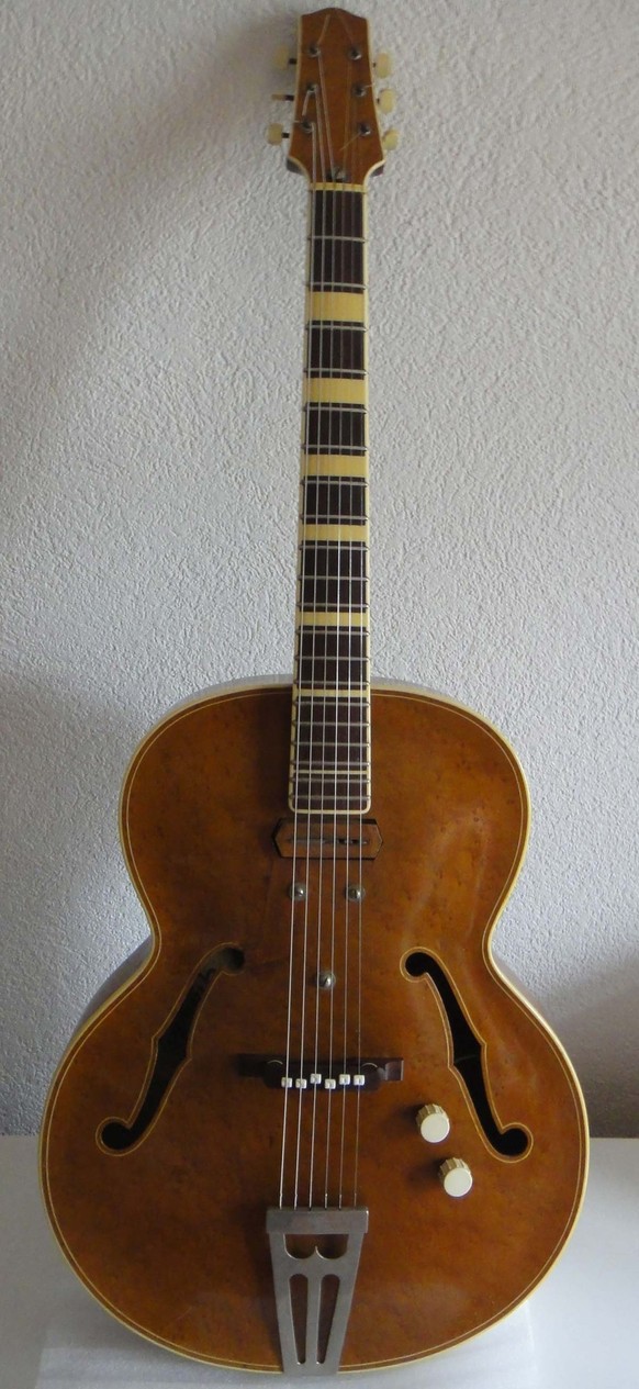 Guitare jazz électrique Grando datant des années 1930, fabriquée par Karl Schneider.
https://www.riogitarren.ch/