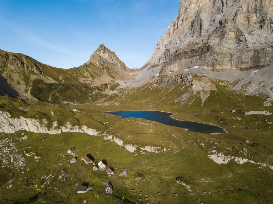 Le Seewlisee au pied des Windgällen. À l'arrière-plan, légèrement à gauche du centre, la crête du Seewligrat; en bas à gauche, la cabane de Seewlialp.