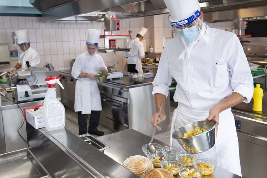 Des apprentis de 3e année employé de cuisine AFP suivent un cours pratique. (image d&#039;illustration)