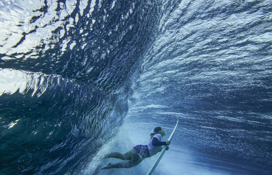 Brisa Hennessy, of Costa Rica, duck-dives a wave in the women&amp;#039;s surfing bronze medal final of the surfing competition at the 2024 Summer Olympics, Monday, Aug. 5, 2024, in Teahupo&amp;#039;o, ...