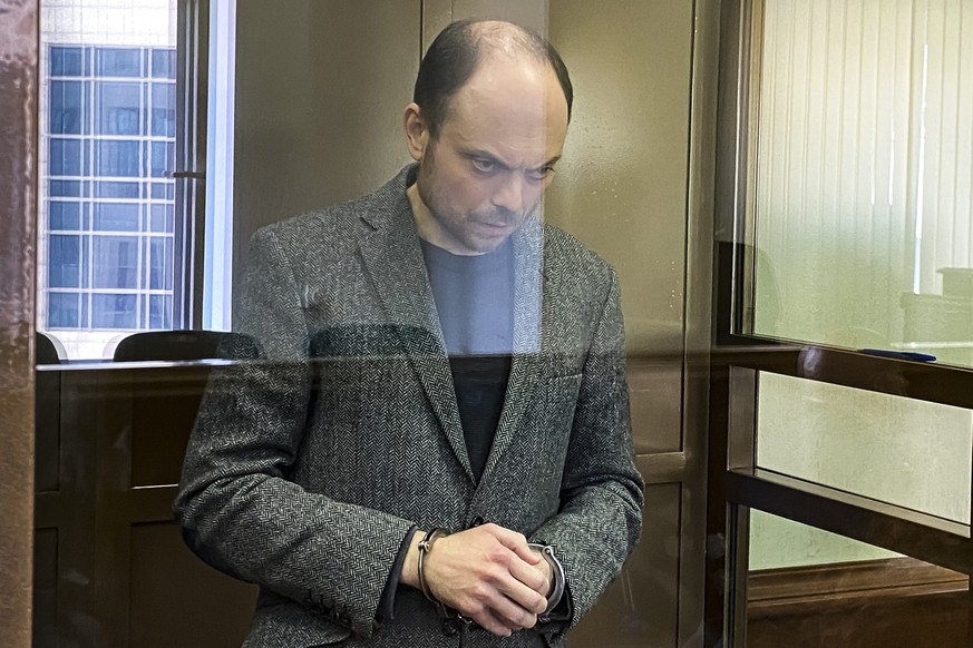 L'opposant russe Vladimir Kara-Mourza lors de son jugement, à Moscou, en avril 2023.