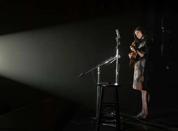 Monica Barbaro est excellente dans la peau de Joan Baez.