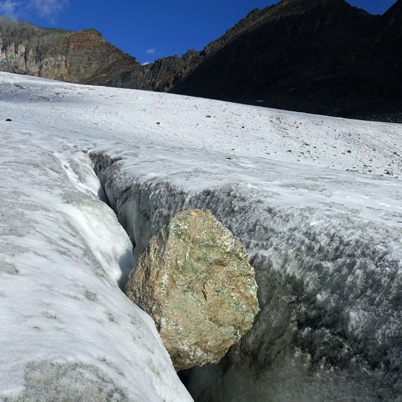 Allalin-Gabbro-Findling dans une crevasse.