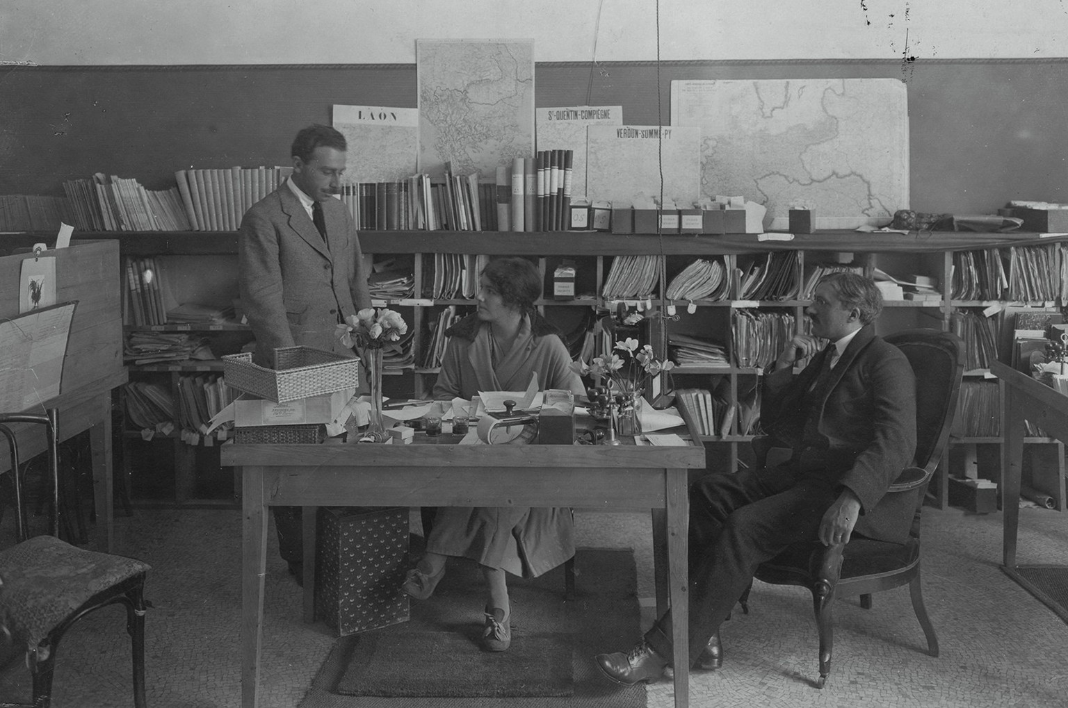Jacques Chenevière (à gauche) avec sa co-directrice Marguerite Cramer et l&#039;archiviste Étienne Clouzot à l&#039;Office central international des prisonniers de guerre.
https://de.wikipedia.org/wik ...