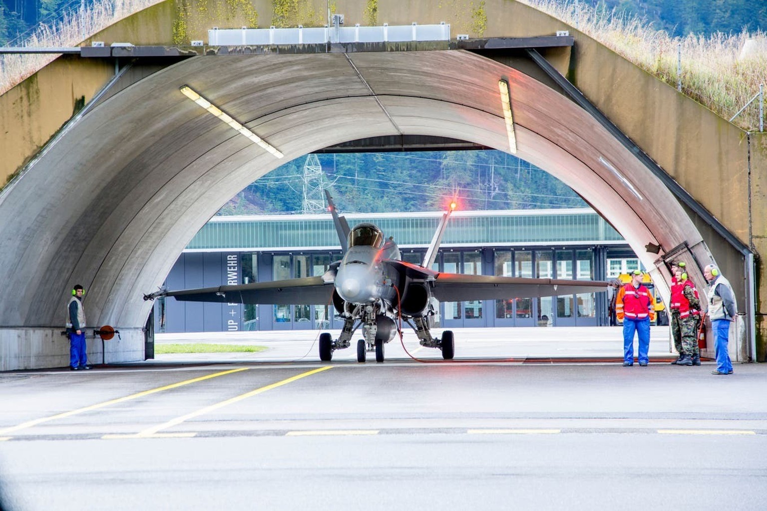 De plus en plus souvent au sol que dans les airs : le F/A-18 dans un abri pour avions sur l&#039;aérodrome militaire de Meiringen.