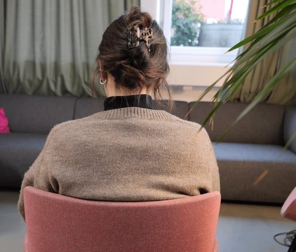 Melanie subit une pression financière très forte en raison de décisions prises par le passé.