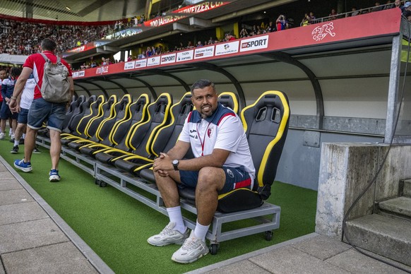 Trainer Samir Chaibeddra (FC Biel), sitzt auf der TRainerbank im Schweizer Fussball Cupfinalspiel zwischen dem FC Biel-Bienne und FC Basel, am Sonntag, 1. Juni 2025, im Stadion Wankdorf in Bern. (KEYS ...