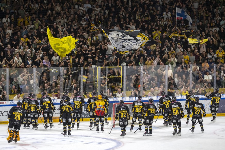 Ajoies Spieler jubeln mit ihren Fans nach dem Eishockey-Qualifikationsspiel der National League zwischen dem HC Ajoie und dem EHC Kloten in der Raiffeisen Arena in Porrentruy, am Samstag, 19. Septembe ...