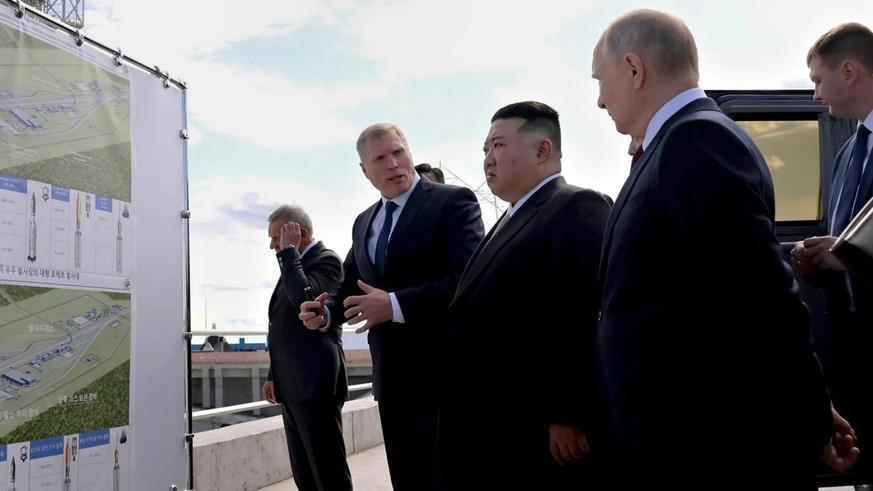 Vladimir Poutine et Kim Jong-un lors de leur visite du cosmodrome.
