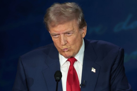 PHILADELPHIA, PENNSYLVANIA - SEPTEMBER 10: Republican presidential nominee, former U.S. President Donald Trump, debates Democratic presidential nominee, U.S. Vice President Kamala Harris, for the firs ...