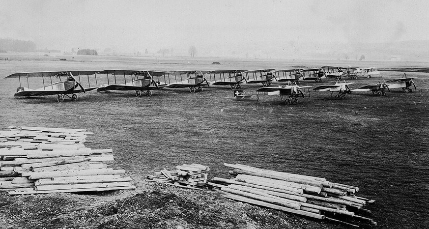 Aéroport de Dübendorf, 1915: la première flotte aérienne de l’armée suisse était composée d’appareils très divers.
https://ba.e-pics.ethz.ch/catalog/ETHBIB.Bildarchiv/r/19289/viewmode=infoview