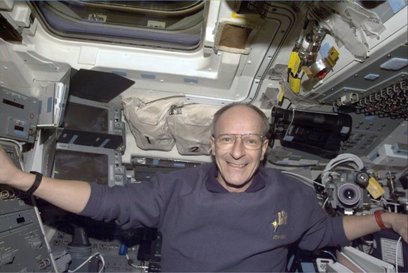 O astronauta suíço Claude Nicollier é visto no convés intermediário do ônibus espacial Discovery na quarta-feira, 22 de dezembro de 1999. Os mecânicos-chefes do Discovery saíram novamente na quinta-feira e, trabalhando em meio ao flo ...