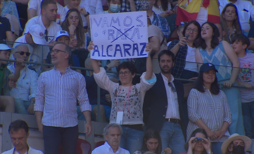 Une spectatrice du tournoi de Madrid brandit une pancarte sur laquelle elle a remplacé le nom du Majorquin par celui de la nouvelle coqueluche du tennis espagnol.