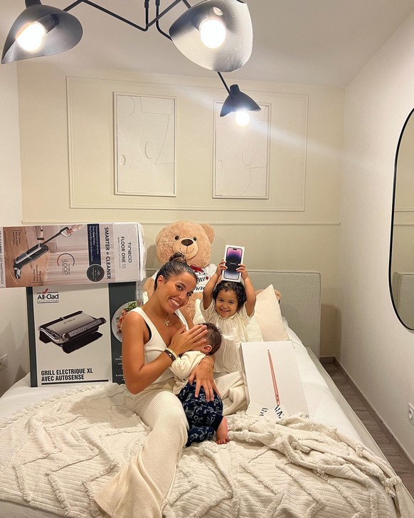 Poupette Kenza avec ses enfants faisant la promo de tous les trucs qu'elle reçoit gratuitement.