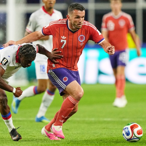 John McGinn (en rouge) a inscrit le seul but d'un match plus compliqué que prévu pour l'Ecosse.