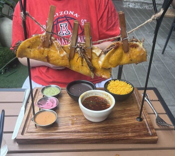 WE WANT PLATES 

https://www.reddit.com/r/WeWantPlates/comments/1lcjxb4/birria_on_a_traditional_mexican_clothesline/