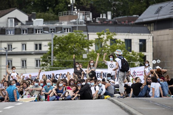 Activists from the global environmental movement Extinction Rebellion during a protest on the Quaibruecke in Zurich, Switzerland, Saturday, June 20, 2020. (KEYSTONE/Alexandra Wey)