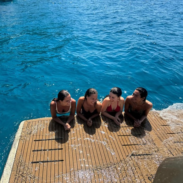 Au vu de la plateforme de bain du bateau, il ne s'agit pas d'une simple barque.