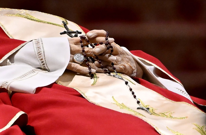 epa10386162 The body of the late Pope Emeritus Benedict XVI (Joseph Ratzinger) lies in state in the Saint Peter&#039;s Basilica for public viewing, Vatican City, 02 January 2023. Former Pope Benedict  ...