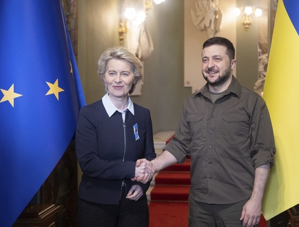 Une photo mise à disposition par le service de presse présidentiel ukrainien montre la présidente de la Commission européenne Ursula von der Leyen (L), le président ukrainien Volodymyr Zelensky (C) et ...