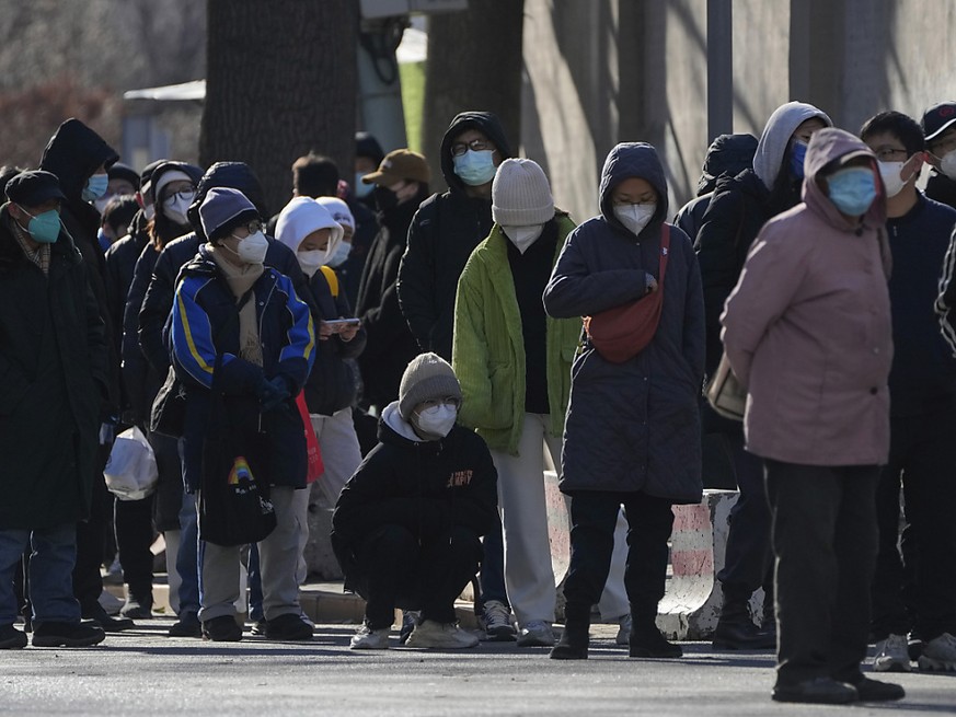 Queue devant un hôpital de Pékin dimanche.