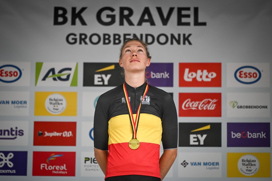 Belgian Nathalie Bex pictured with the tricolore jersey on the podium after the elite race at the Belgian Gravel Championships, Sunday 16 August 2026 in Grobbendonk. ELIASxROM PUBLICATIONxNOTxINxBELxF ...