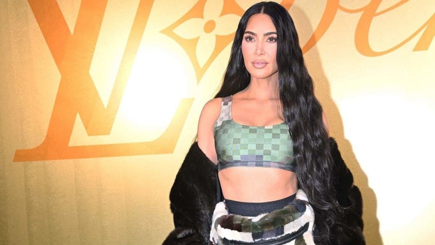 Gli abiti di Kim Kardashian sono criticati