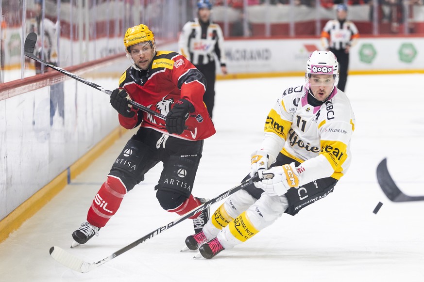 PostFinance Top Scorer Austin Czarnik (LHC), gauche, lutte pour le puck avec Tarmo Reunanen (HCA), droite, lors du match du championnat suisse de hockey sur glace de National League entre Lausanne HC, ...