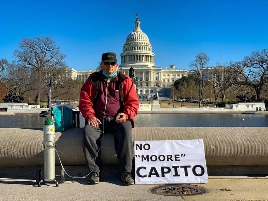 Marc Petitpierre a passé sa vie à militer aux Etats-Unis. Le voici devant le Capitole, à Washington. Suite à une opération des poumons. Il avait alors besoin d’un apport en oxygène.