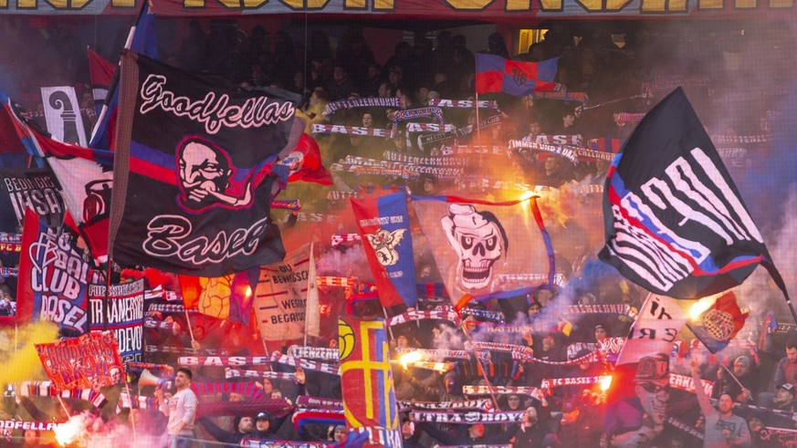 Die Basler Fans in der Muttenzerkurve begruessen die Mannschaften vor dem Fussball Meisterschaftsspiel der Super League zwischen dem FC Basel 1893 und dem FC St. Gallen 1879 im Stadion St. Jakob-Park  ...