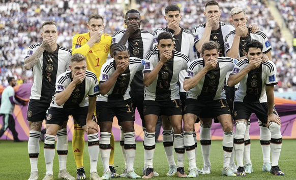 Les joueurs allemands se couvrent la bouche pour dénoncer la censure de la FIFA concernant le port du brassard One love.