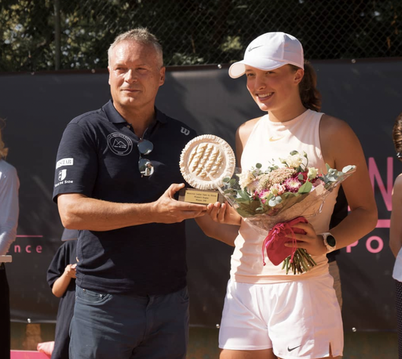 Iga Swiatek, avec le trophée de lauréate du tournoi de Montreux 2018.
