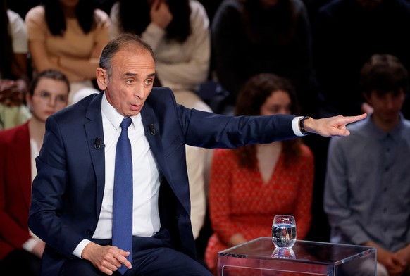 epa09825460 France&#039;s far-right party &#039;Reconquete!&#039; leader, media pundit, and candidate for the 2022 presidential election, Eric Zemmour, gestures as he speaks during the show &#039;La F ...