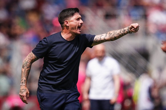 Cagliari's head coach Fabio Pisacane shouts instructions to his players, during the Italian Serie A soccer match between Bologna and Cagliari, in Bologna, north Italy, Sunday, May 3, 2026. (Massi ...