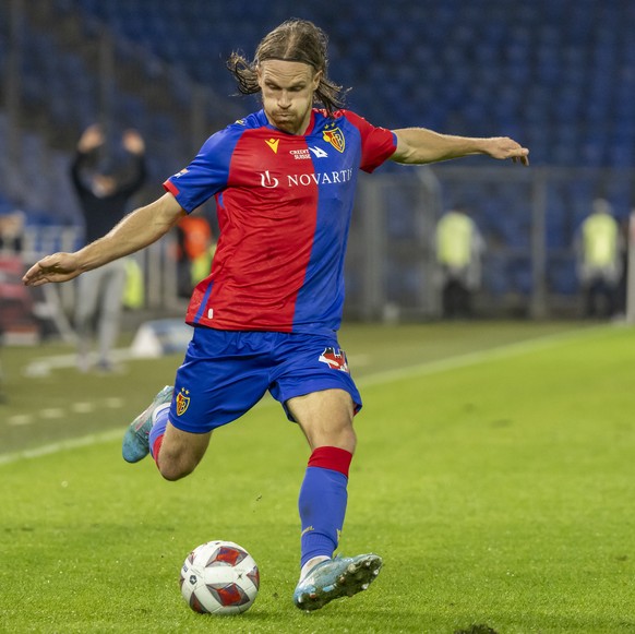 Basels Michael Lang flankt einen Ball im Meisterschaftsspiel der Super League zwischen dem FC Basel 1893 und dem FC St. Gallen 1879 im Stadion St. Jakob-Park in Basel, am Samstag, 1. Oktober 2022. (KE ...