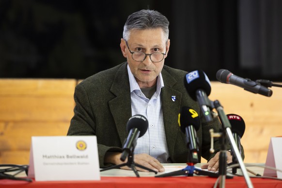 Matthias Bellwald, Gemeindepraesident Blatten, spricht waehrend einer Medienkonferenz zur Evakuierung des Dorfes Blatten, am Montag, 19. Mai 2025, in Ferden. Das Dorf Blatten VS im Loetschental musste ...