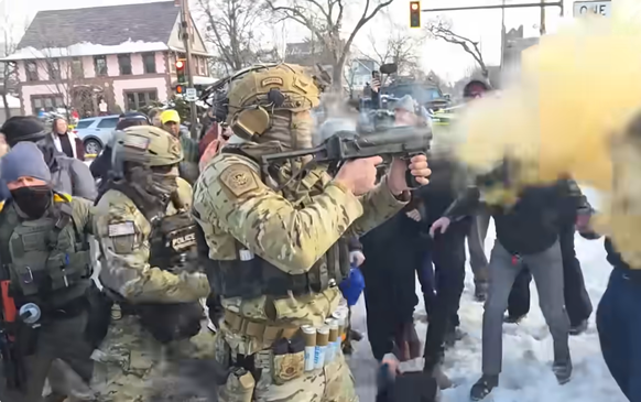 Un agent de l'ICE avec une arme suisse de chez B&amp;T.