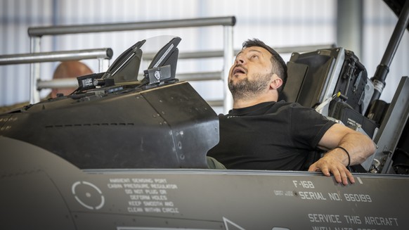 Volodymyr Zelensky dans le cockpit d'un F-16 danois, en août 2023.